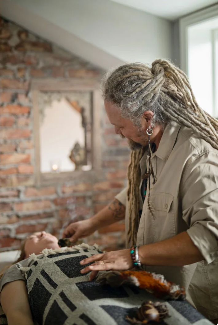 Magnus Munay ger behandling i shamansk healing