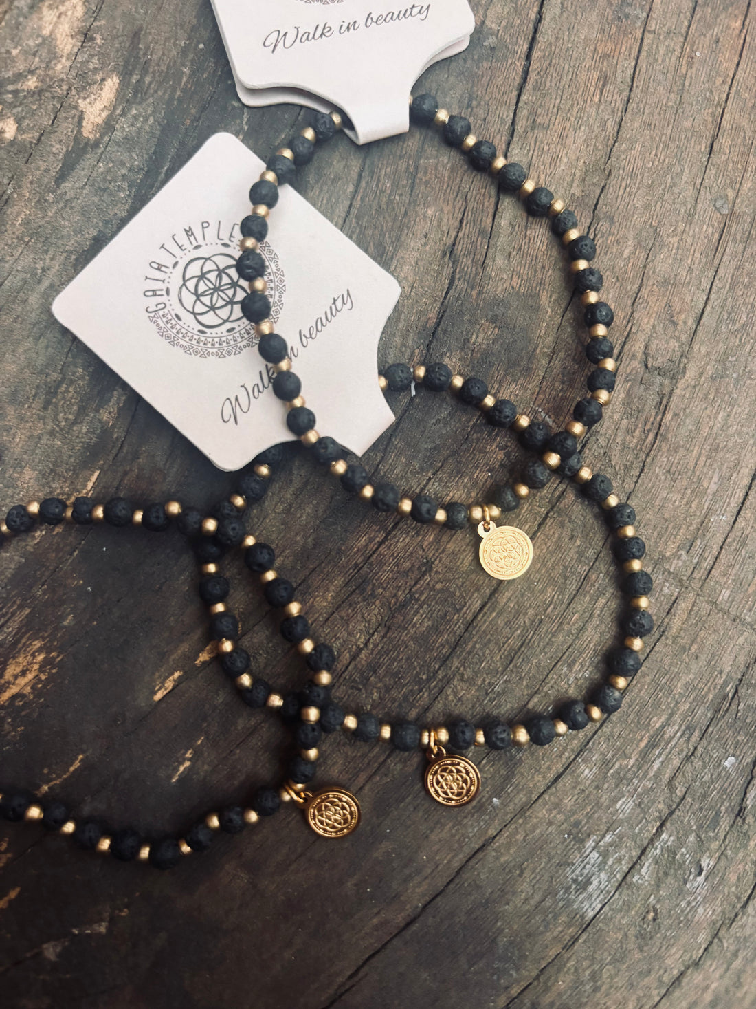 Armband i lavasten &amp; mässing