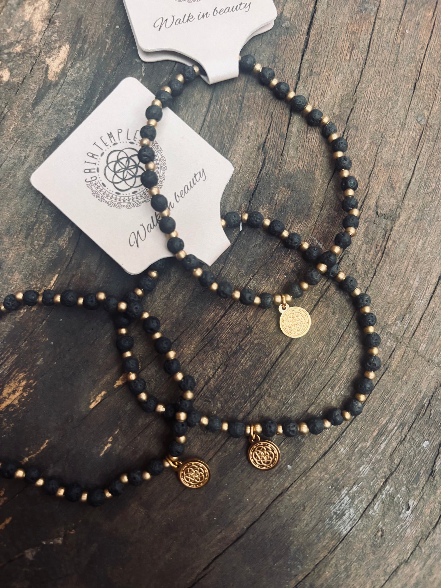 Armband i lavasten &amp; mässing