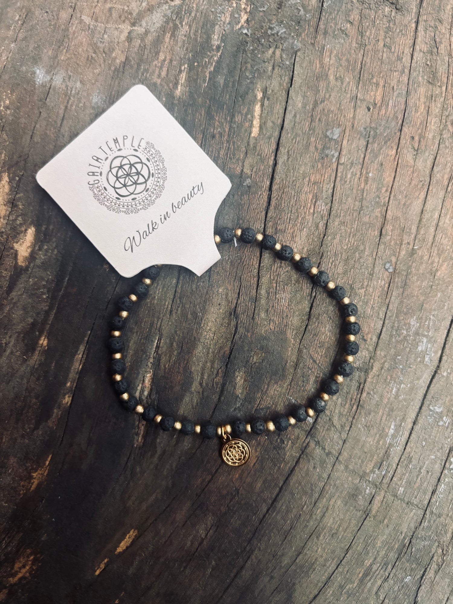 Armband i lavasten &amp; mässing