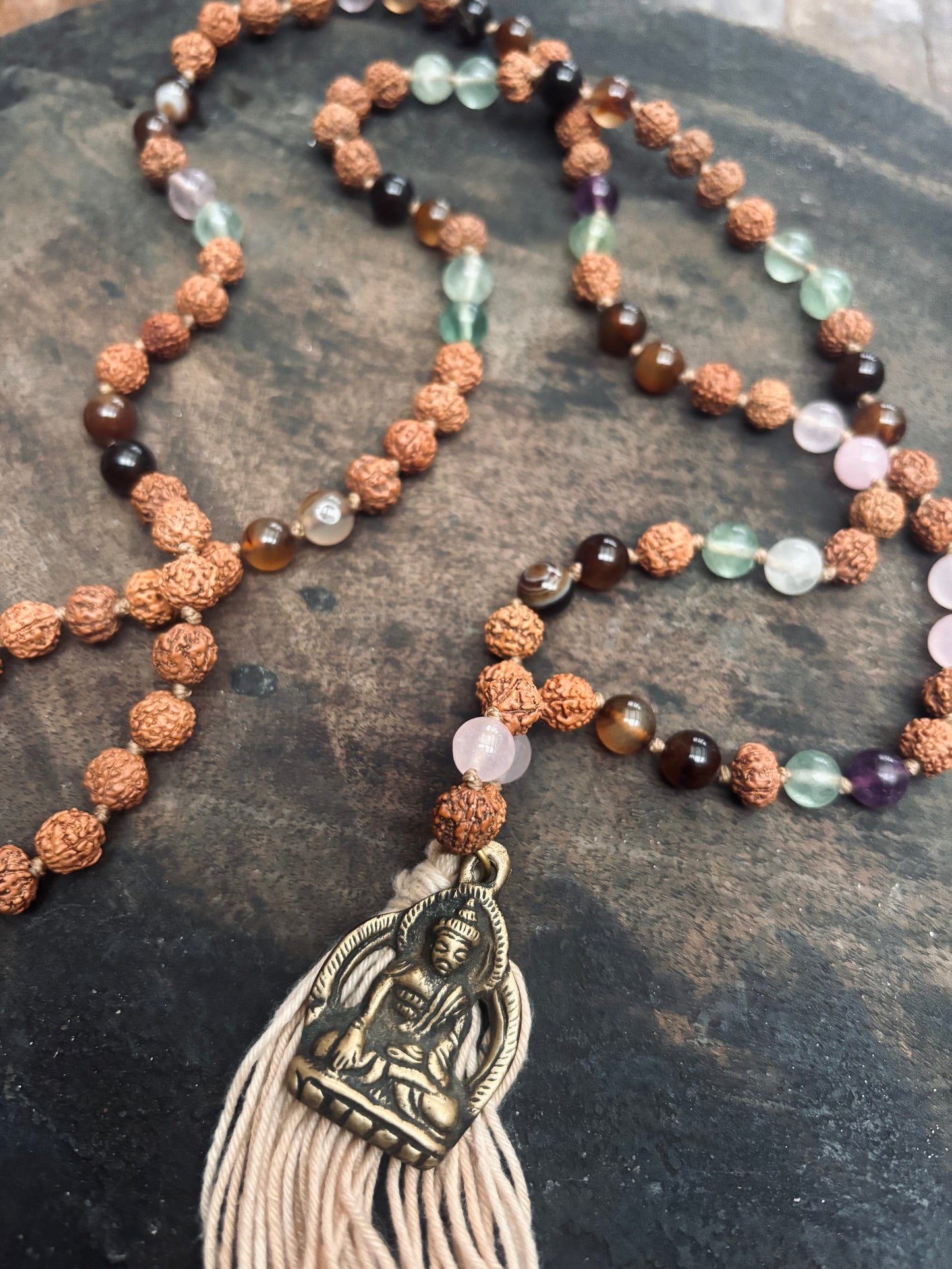 Mala - Rudraksha, rosenkvarts & flourit
