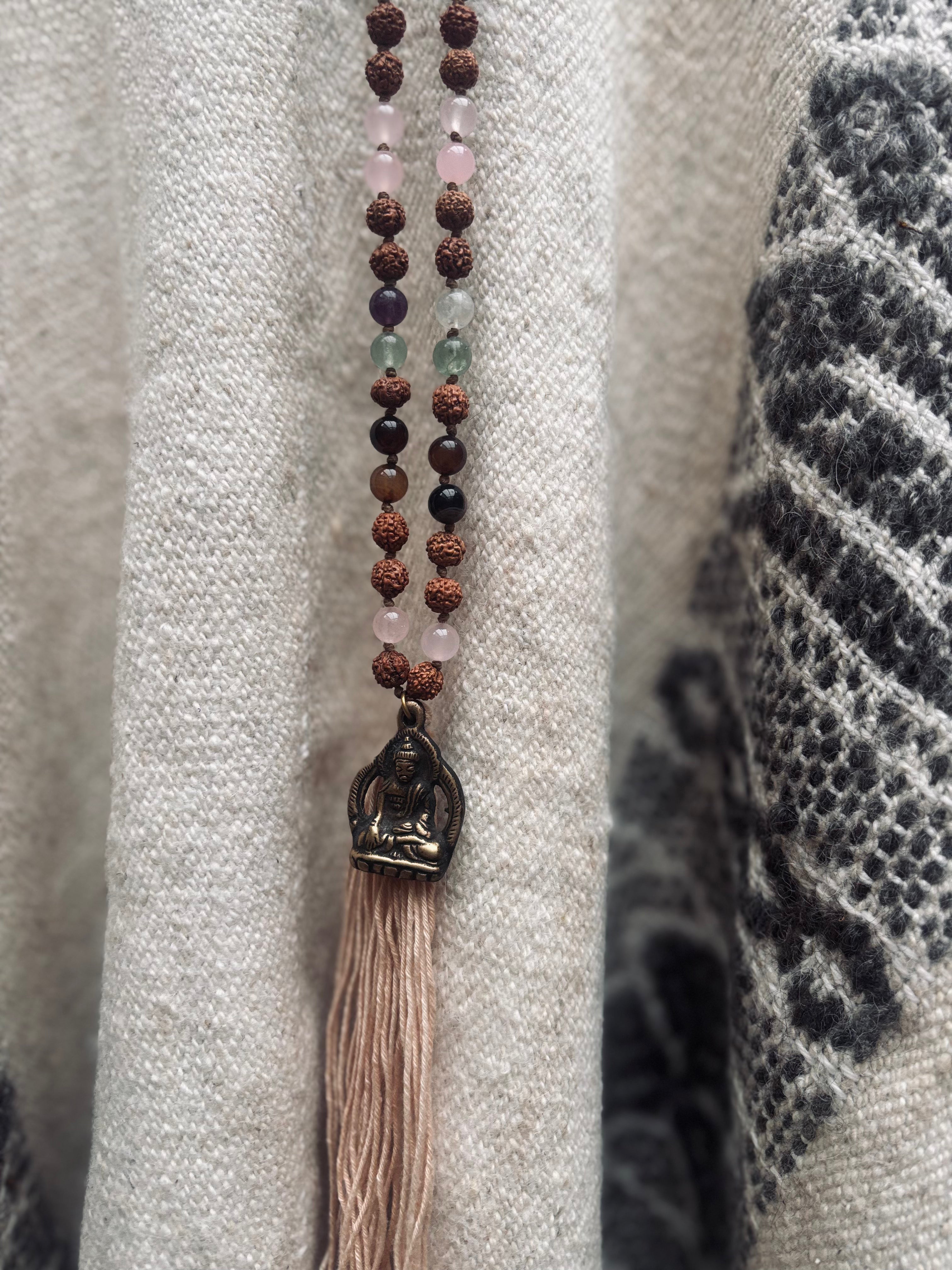Mala - Rudraksha, rosenkvarts &amp; flourit